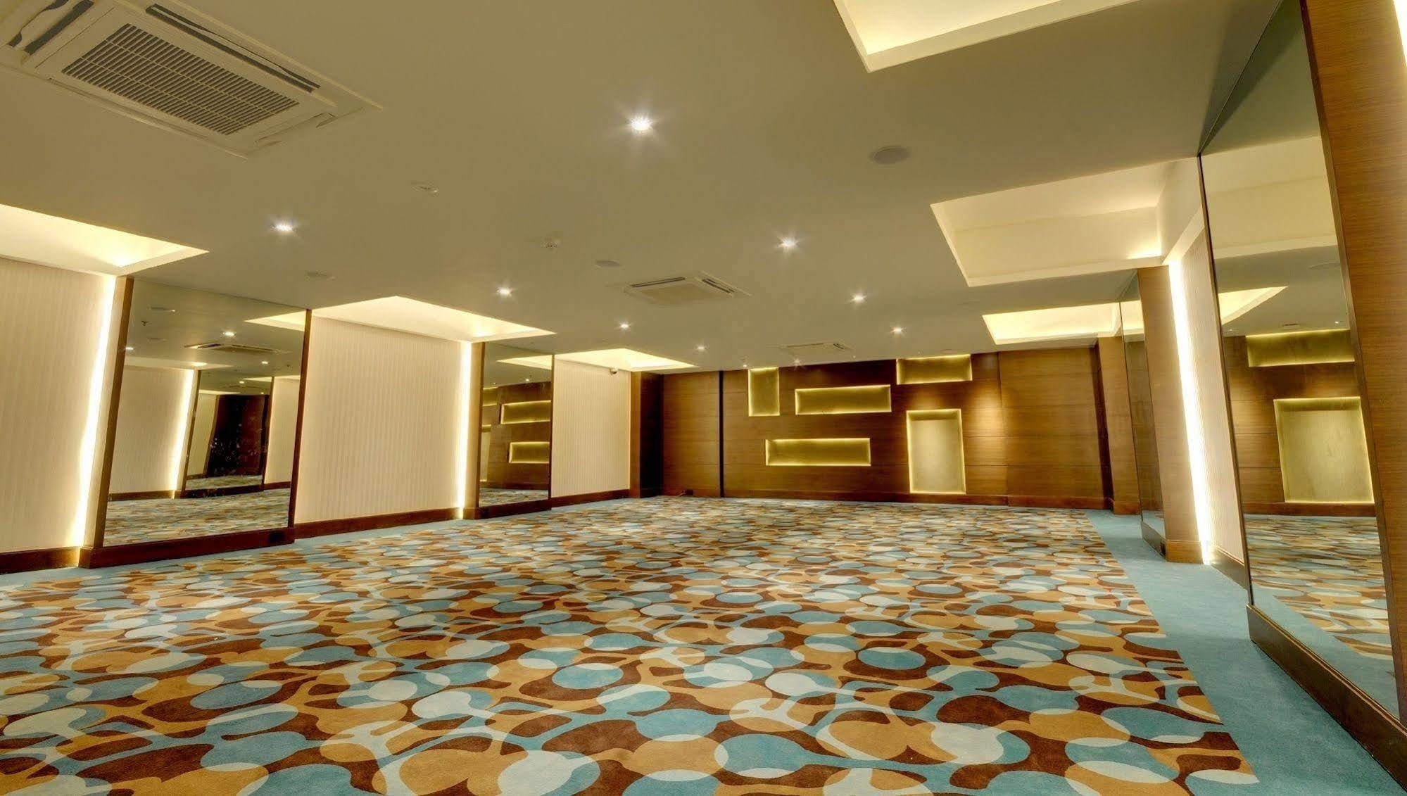 โรงแรมแพลตตินัม ราชโกฎิ ภายนอก รูปภาพ
