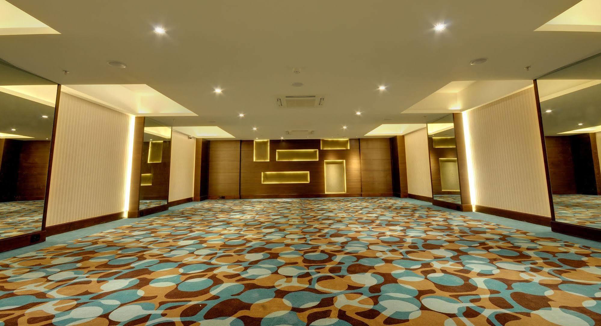 โรงแรมแพลตตินัม ราชโกฎิ ภายนอก รูปภาพ